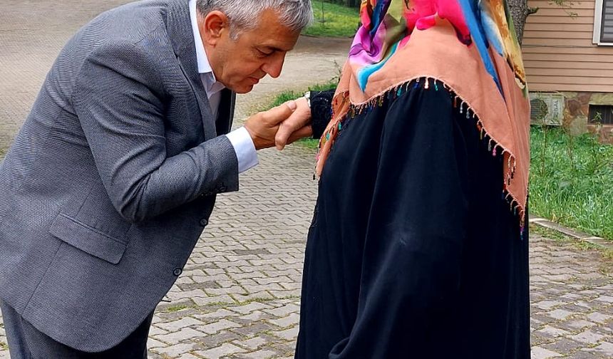 Merkez Sağ Parti Genel Başkan Yardımcısı İlyas Mercan, anne duası için köyüne geldi