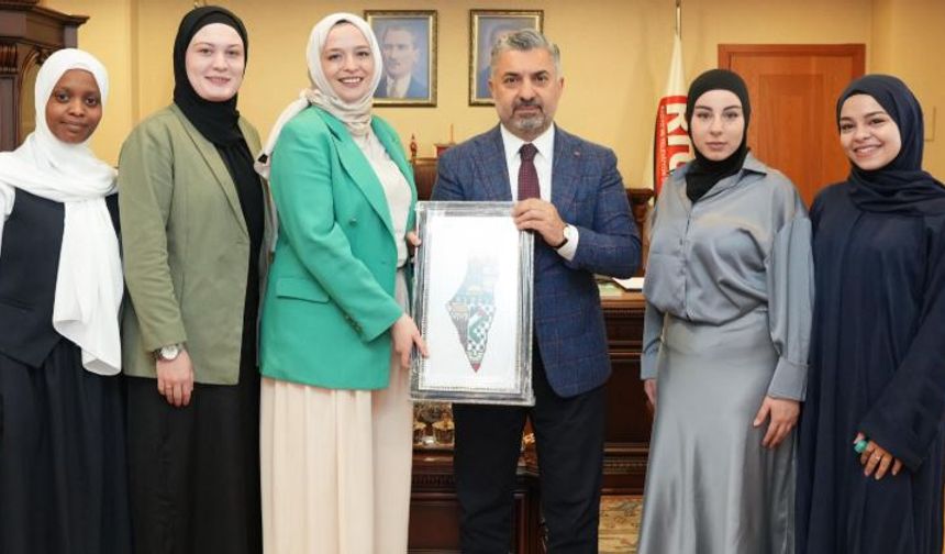 RTÜK Başkanı Şahin’e uluslararası öğrencilerden anlamlı ziyaret