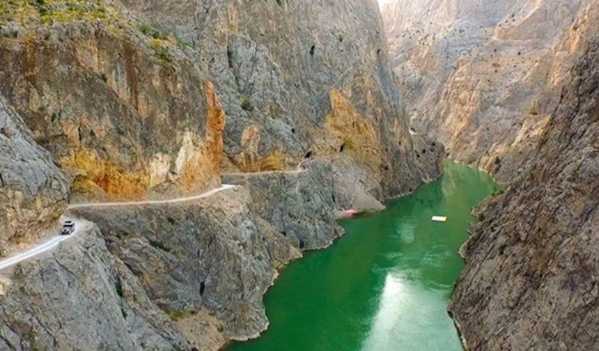 Etrafı dağlık ortası bağlık "İrem Bağı" Erzincan