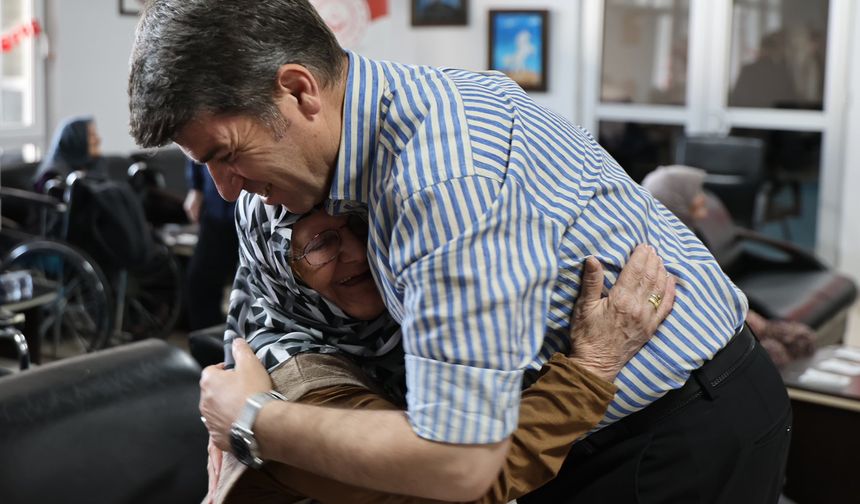 Vali Önder Bakan, bayramda gönüllere misafir oldu