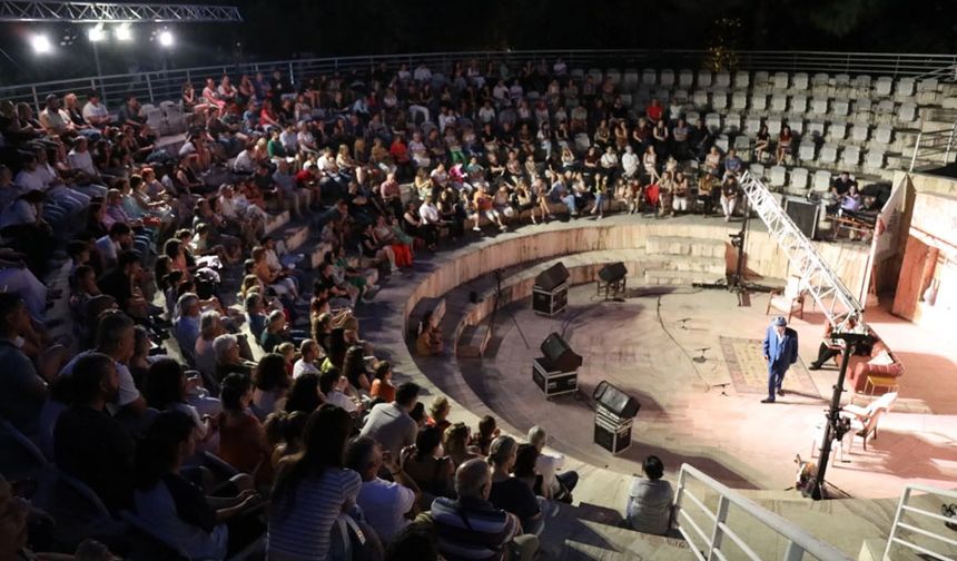 İzmir Efes Amfi Tiyatro'da sanat ve dayanışma