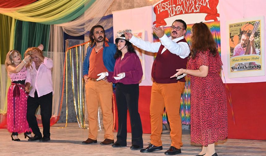 Finike'de tiyatro gecesi: "Hisseli Harikalar Kumpanyası"büyük beğeni topladı