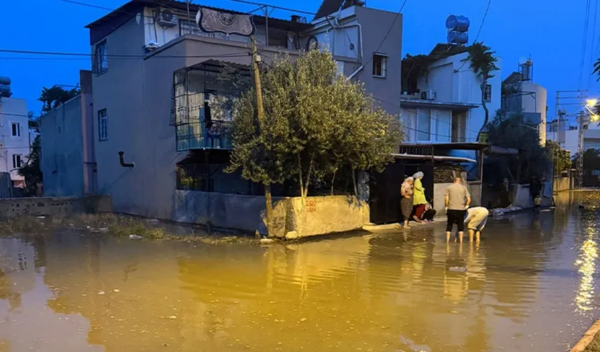 Adana’da içme suyu hattı patladı: 20 ev sular altında kaldı