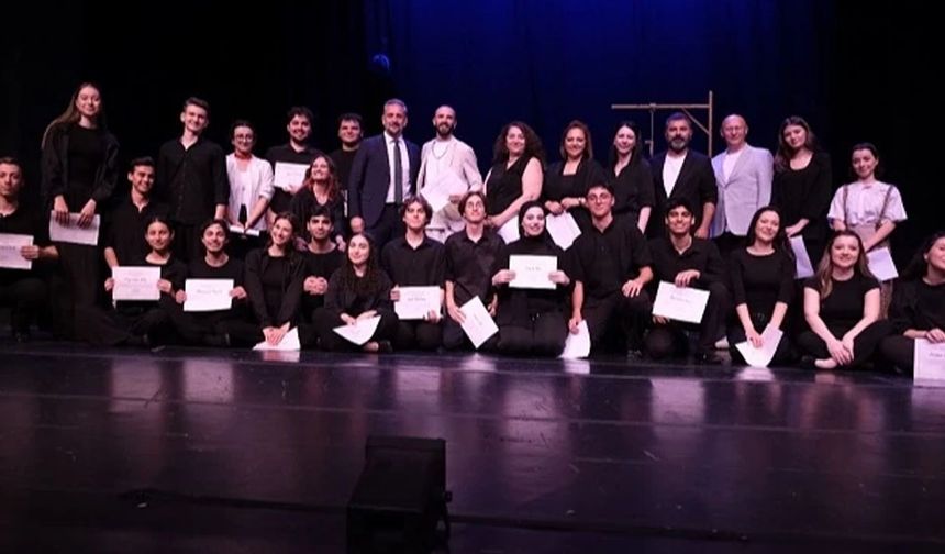 Bursa Devlet Tiyatrosu'nun kursiyerleri sahnede mezun oldu