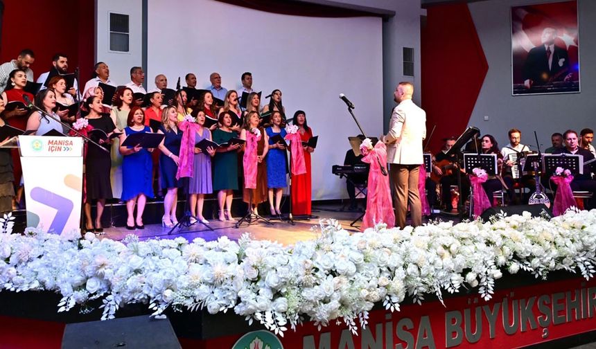 Manisa'da “Türkü Gibi Şarkılar” ayakta alkışlandı