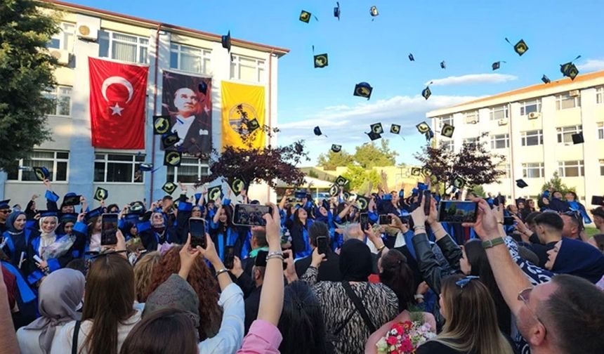 Edirne Keşan MYO'da mezuniyet coşkusu