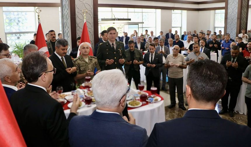 Siirt’te bayram coşkusu: Protokol ve vatandaşlar bayramlaştı