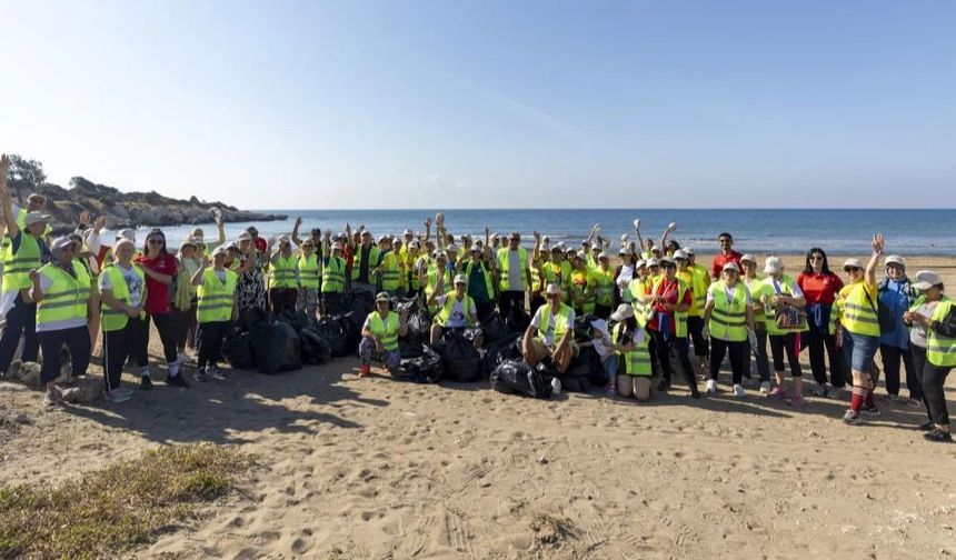 Mersin'de gönüllüler Ayaş sahilini temizledi