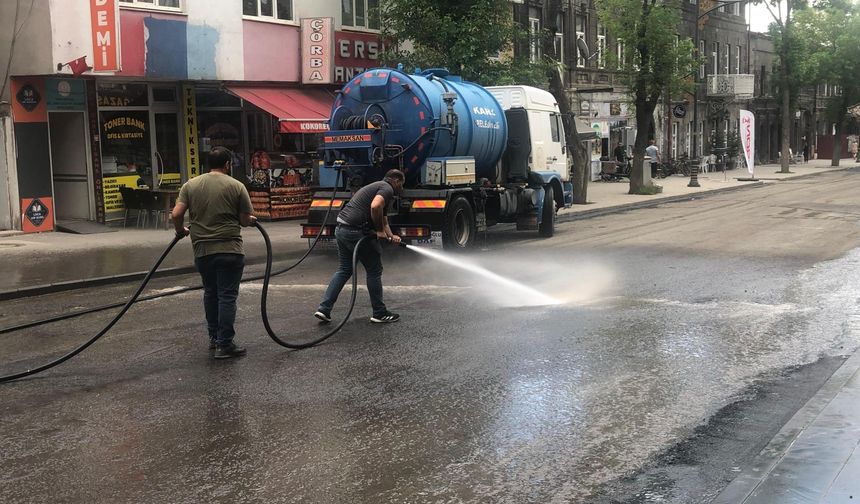 Kars'ta cadde ve sokaklar yüzey temizleyiciyle yıkanıyor