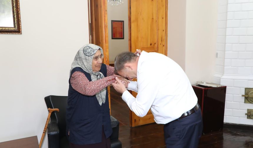Vali Ziya Polat, Kars’ın En Yaşlı Kadını Hayriye Ağyel’i Makamında Ağırladı