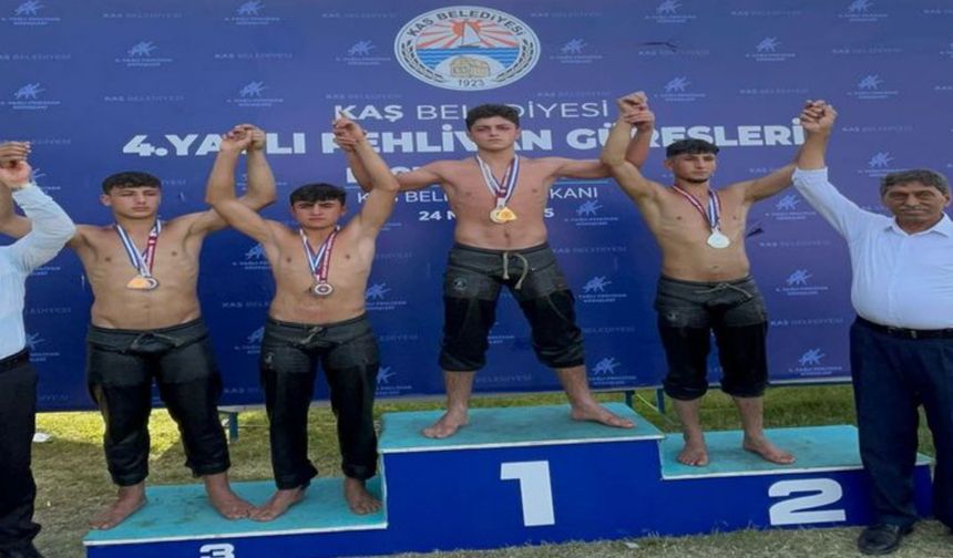 Yüksekovalı güreşçilerden Kaş’ta büyük başarı
