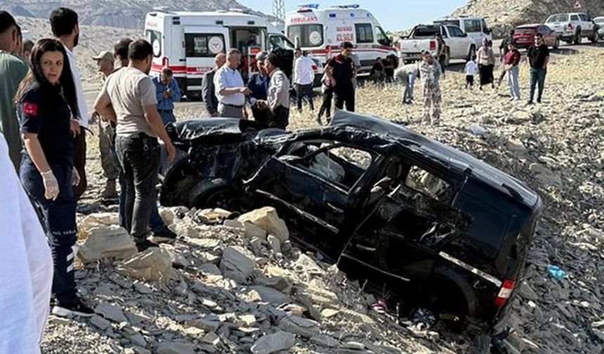 Şırnak’ta feci kaza: Hafif  ticari araç uçuruma yuvarlandı: 3 ölü