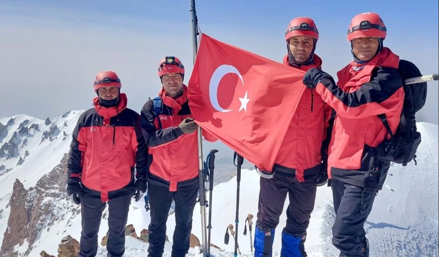 Jandarma 186'ıncı yılını Erciyes'in zirvesinde kutladı