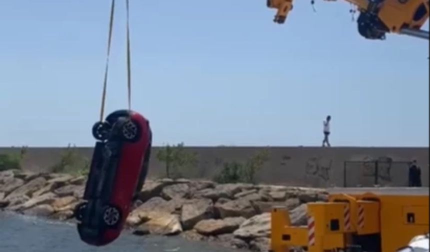 Keşan'da el freni unutulan otomobil denize uçtu