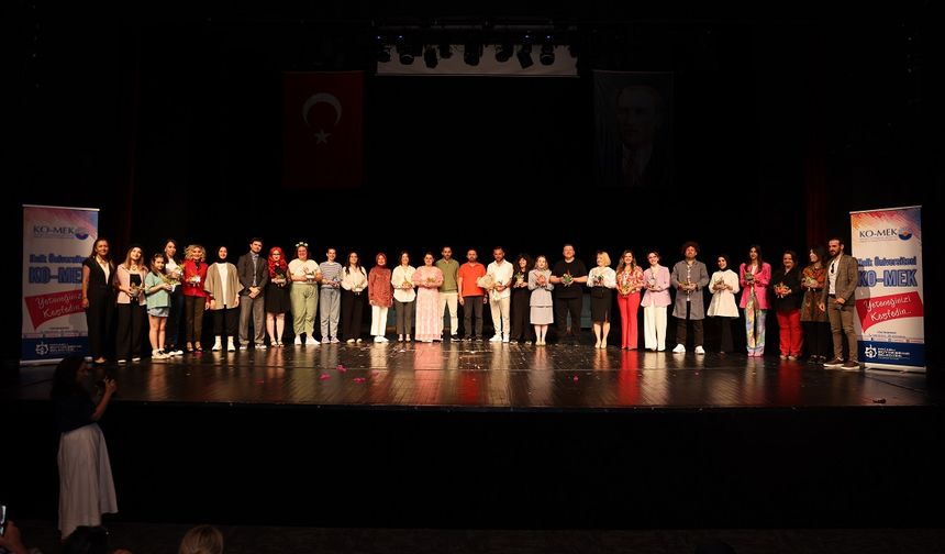 KO-MEK kursiyerlerine sahnede tam not