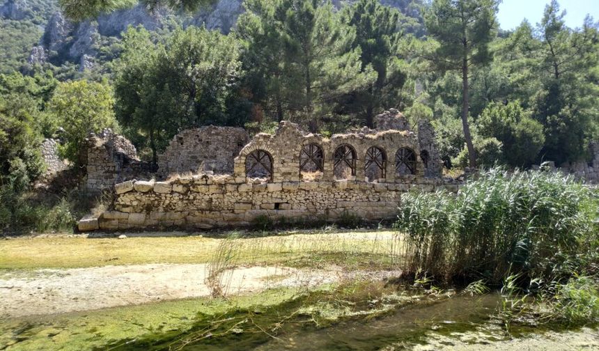 Olympos’ta Roma Dönemi kaya mezarları ziyarete açıldı