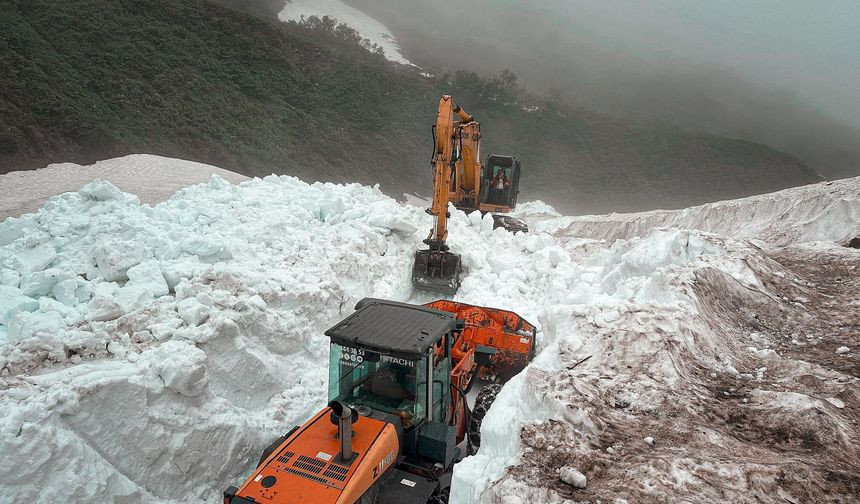 Rize'nin yaylaları haziranda beyaza büründü