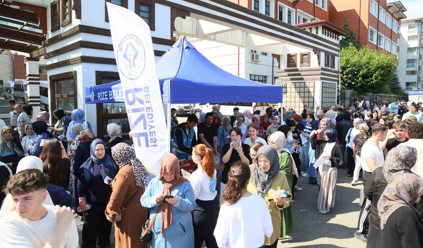 Rize Belediyesi'nden TYT sınavında okul önlerinde ikram ve ücretsiz ulaşım