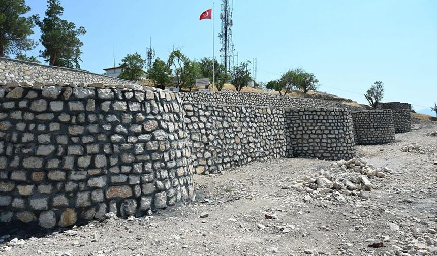 Çünür Tepesi’nde duvar yapım çalışmaları devam ediyor