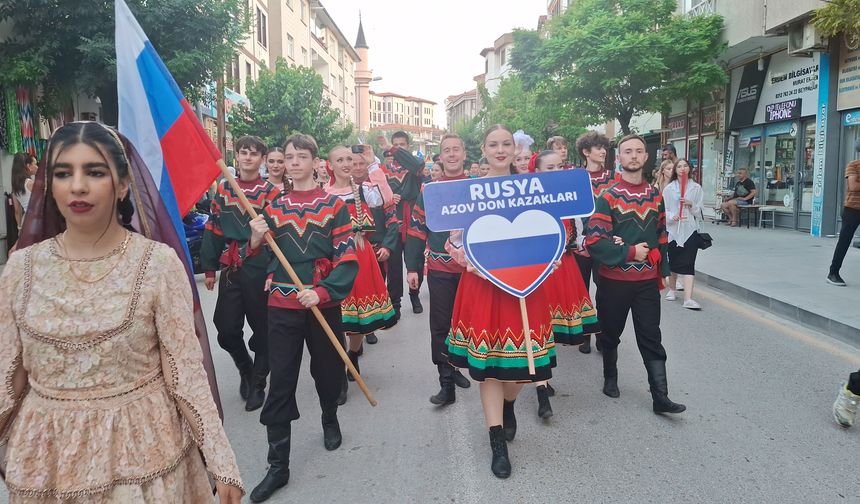 Beypazarı'nda renkli başlangıç: 2. Uluslararası Halk Dansları ve Müzik Festivali kortejle başladı