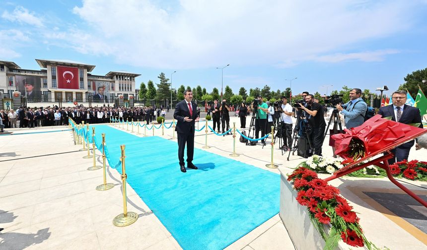Cumhurbaşkanı Yardımcısı Yılmaz, 15 Temmuz Şehitler Anıtı’na çelenk bıraktı
