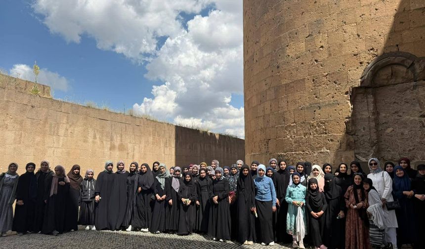 Tarihle kardeşlik buluşması: Kuran kursu öğrencilerden Ani Ören yeri’ne anlamlı ziyaret