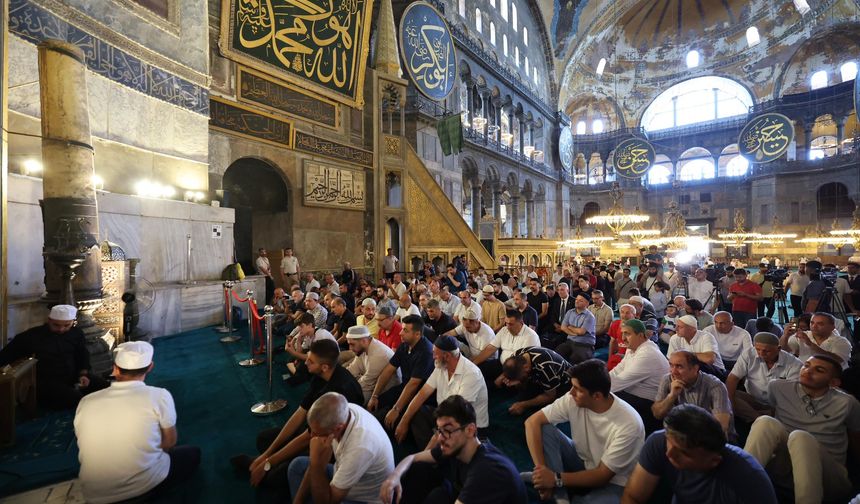 İstanbul'daki camilerde 15 Temmuz şehitleri için mevlit programı düzenlendi