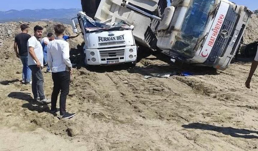 Kamyon kamyonun üzerine devrildi: 1 ölü