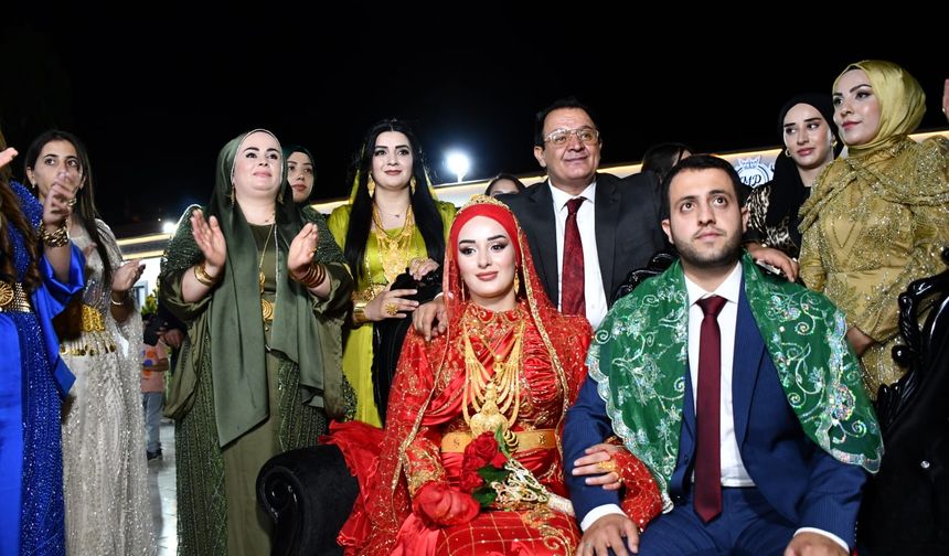 Van'da Mehmet Piran (ERTOŞİ) Aşireti'nden Erdal Can'ın kızının kına gecesine binlerce kişi katıldı