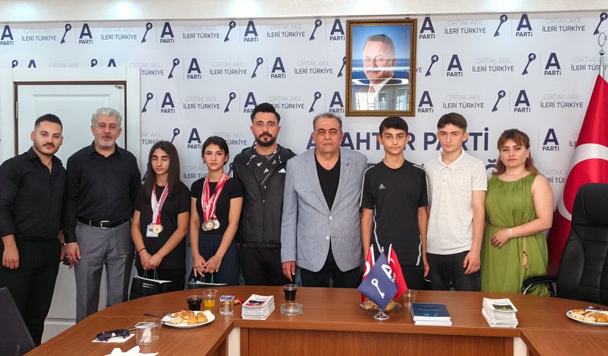 Başkan Tanrıtanır, Türkiye Ferdi Kick-boks ve Türkiye atletizm şampiyonlarını ağırladı