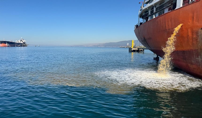 Denizi kirleten gemi, Kocaeli Büyükşehir ekipleri tarafından tespit edildi