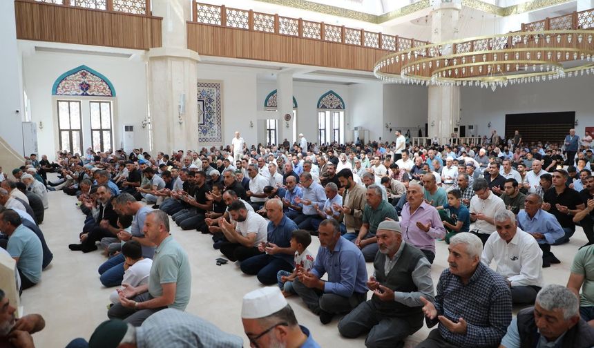 Kars Sultan Alparslan Camii ve Külliyesi'nde aziz şehitler için mevlid programı düzenlendi
