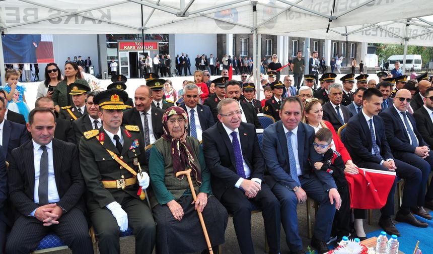 Kars'ta 30 Ağustos Zafer Bayramı kutlamalarına 98 yaşındaki Hayriye Ağyel de ortak oldu