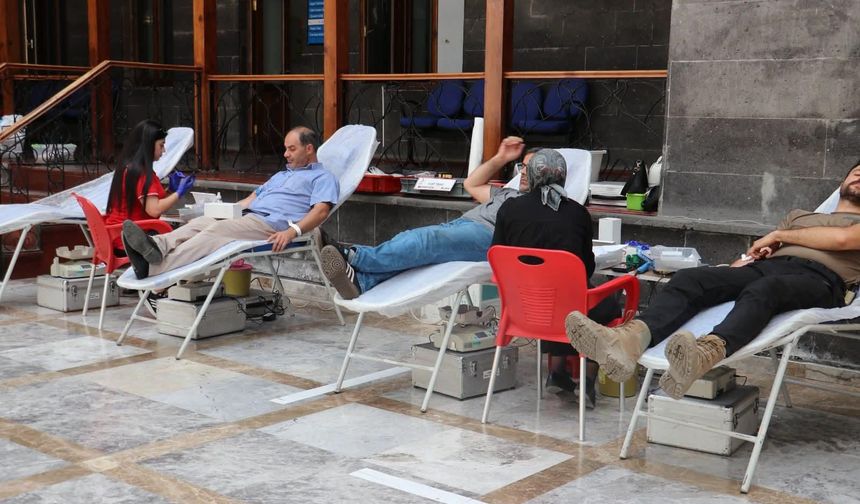 Kars Belediyesi personelinden Türk Kızılayı'nın kan bağışı kampanyasına destek