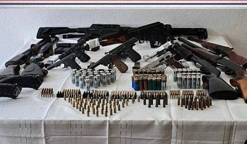 Kars'ta eş zamanlı operasyon: Çok sayıda silah ve mühimmat ele geçirdi