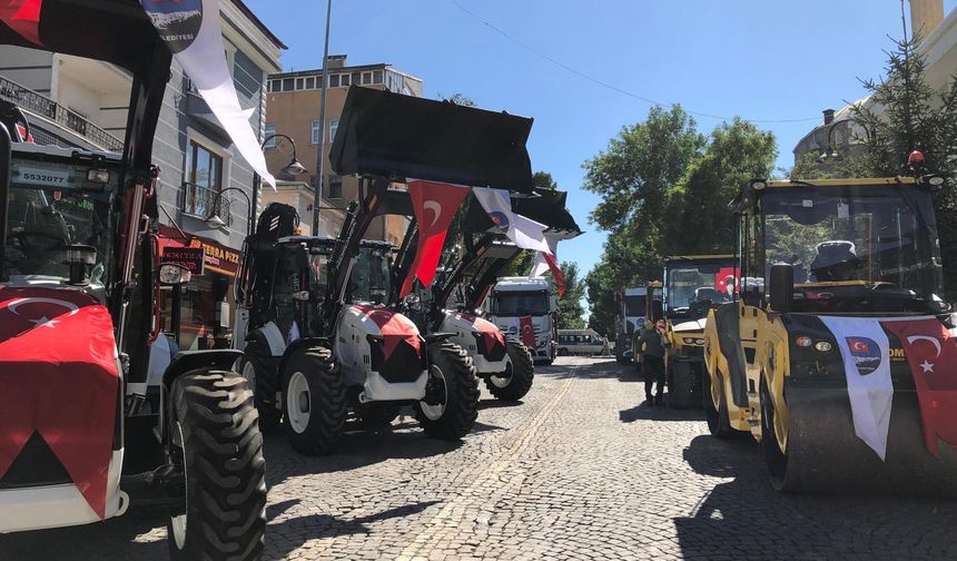 Kars Belediyesi araç filosunu güçlendirdi: 15 yeni iş makinesi dualarla hizmete girdi