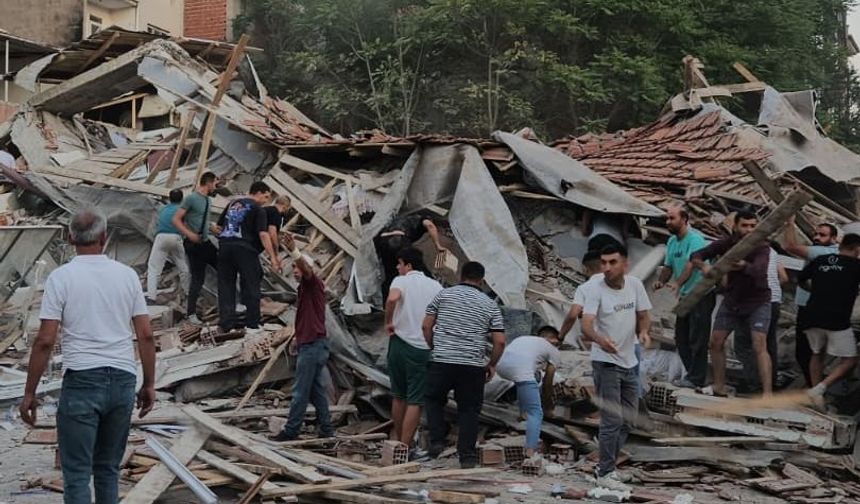 Bakan Yerlikaya: Sındırgı’daki yıkılan binada 3 kişi kurtarıldı