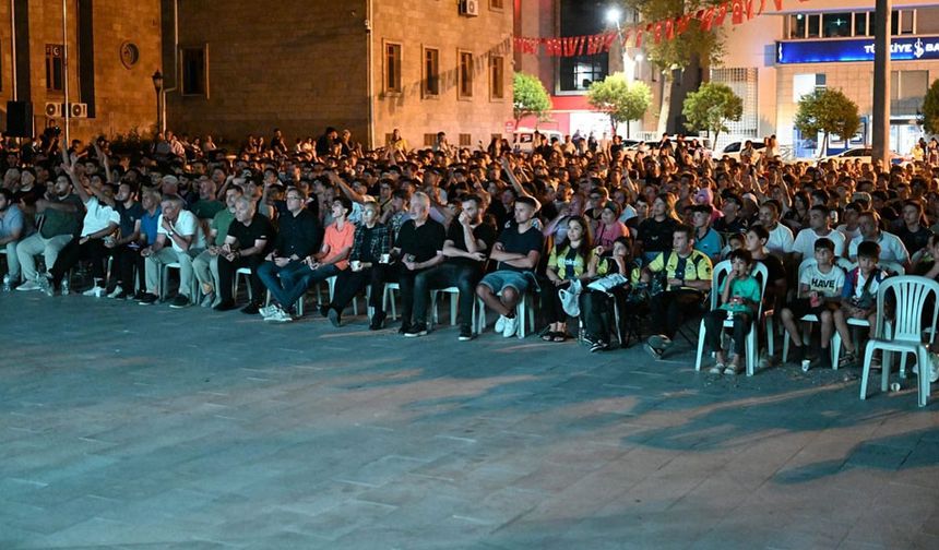 Isparta’da Fenerbahçe – Benfica maçı dev ekranda yayınlandı