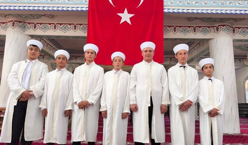 Şalpazarı Sütpınar’da hafızlara icazet merasiminde belgeleri verildi