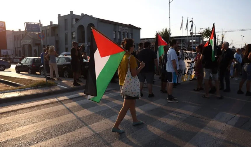 Yunanistan’da Filistin destekçileri, Pire Limanı’nda israil gemisini protesto etti