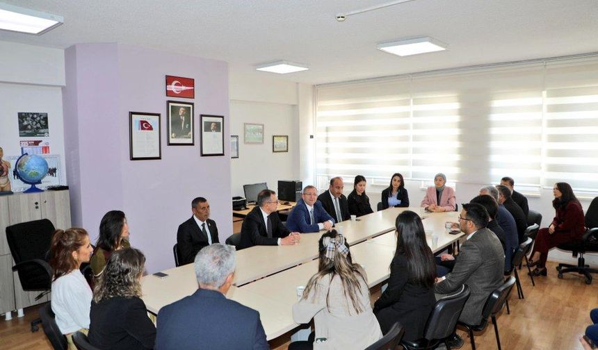 Kars Valisi Polat’tan TOKİ İlkokulu’na ziyaret