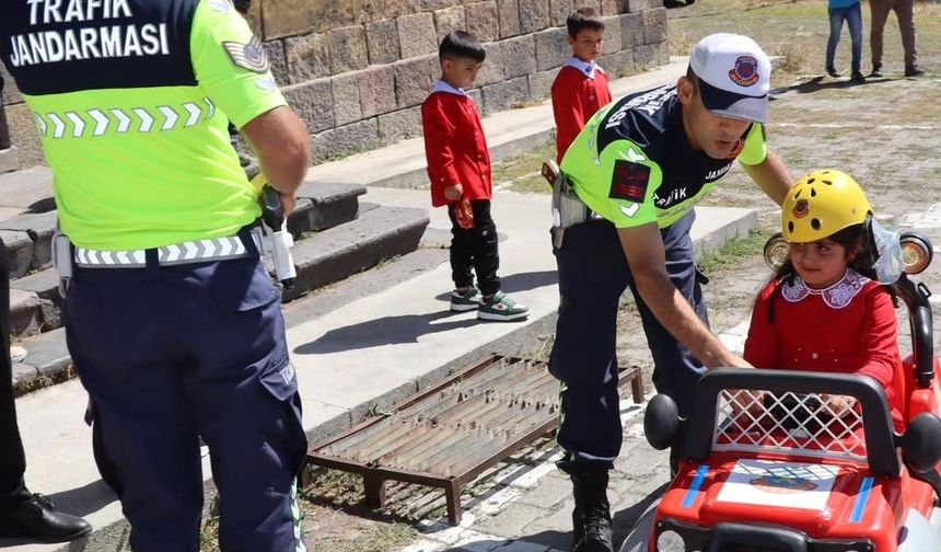 Kars'ta Jandarma'dan öğrencilere trafik güvenliği eğitimi verdi