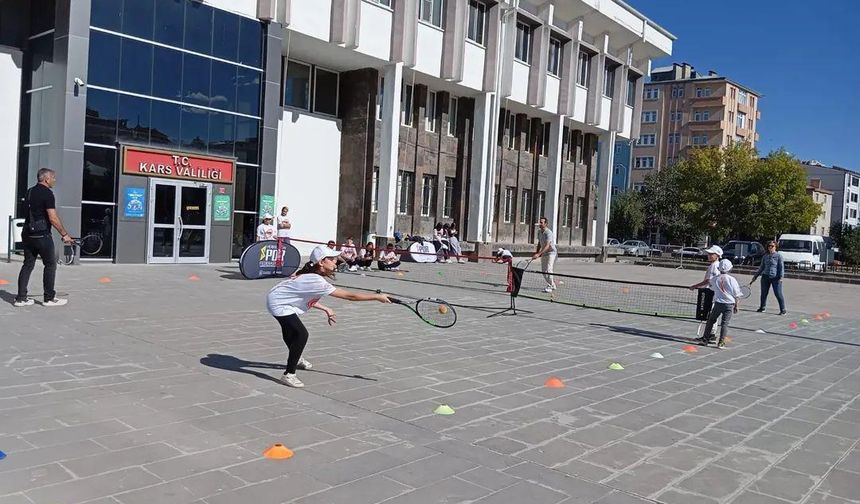 Kars’ta Avrupa Spor Haftası Kort Tenisi etkinliği düzenlendi