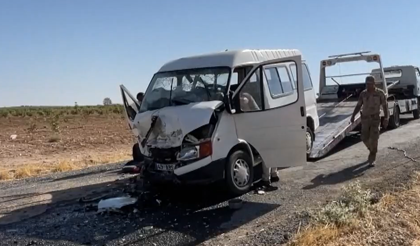 Şanlıurfa’da minibüs ile otomobil çarpıştı: 15 yaralı