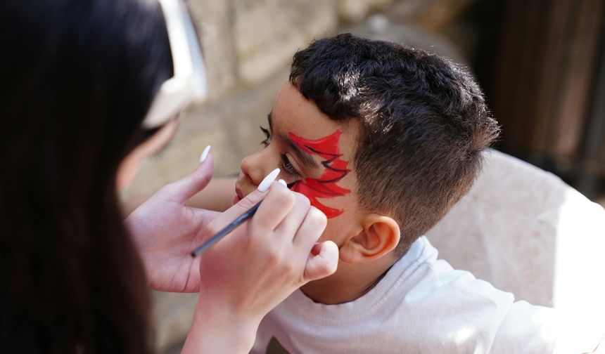 Sağlık Bakanlığı’ndan çocuklarda yüz boyalarına uyarı: “Güvenlik testi yapılmamış ürünlerden uzak durun”