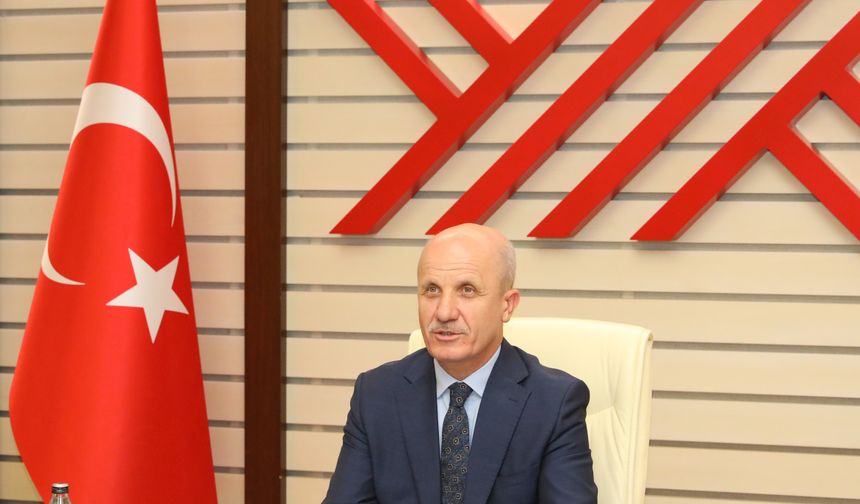 Yükseköğretim Kurulu Başkanı Erol Özvar, Veri Analizi Okulu'nun ilk dersine katıldı