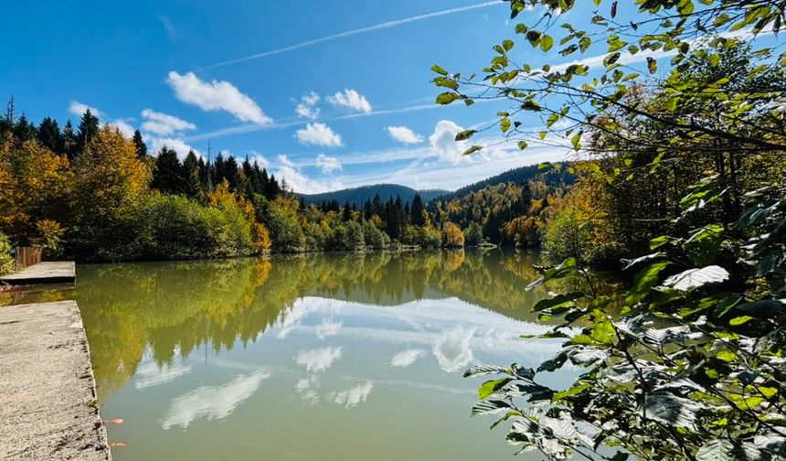 Sonbahar manzarasıyla Taşlıyatak Göleti büyülüyor!