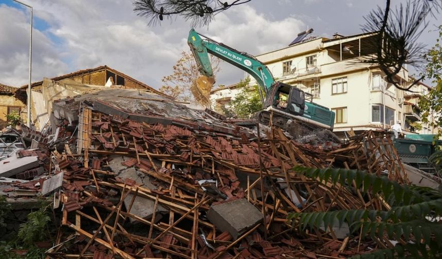 Balıkesir’de deprem enkazı kaldırma çalışmaları başladı