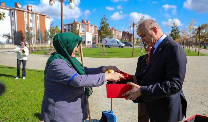 Başkan Özlü, “Bayrak Kahramını”nı taltif etti