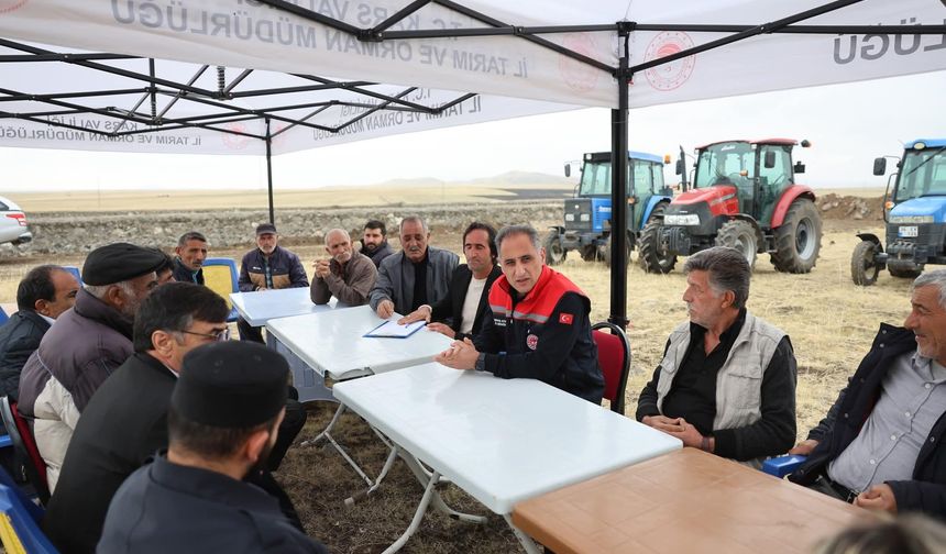 Kars Tarım İl Müdürü Enver Aydın, Başgedikler Köyü Merası’nda yetiştiricilerle bir araya geldi